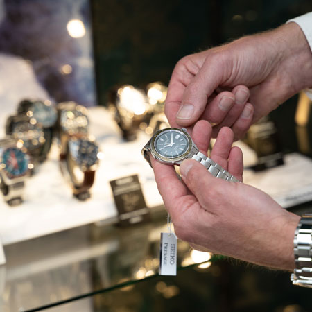 Dageraad verdrievoudigen Kauwgom Atelier Ralph voor klokken, horloges en luxe sieraden